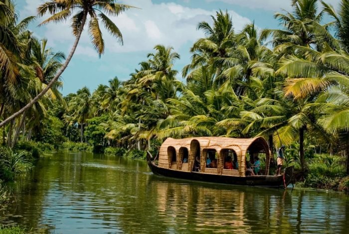 Kerala Backwaters: The Complete Houseboat Trip Guide
